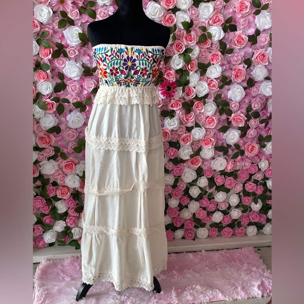 EL GENERAL ( MEX ARTESANAL) WOMENS MEXICAN DRESS HAND EMBROIDERED